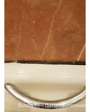 Удалить грибок на герметике сбоку ванной с кафелем. Фото до замены герметика «Budsan – ваш сантехник» в Москве