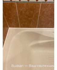 Удалить грибок на герметике в углу между ванной с кафелем. Фото после замены герметика «Budsan – ваш сантехник» в Москве