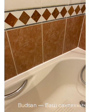 Удалить грибок на герметике в сбоку между ванной с кафелем. Фото после замены герметика «Budsan – ваш сантехник» в Москве